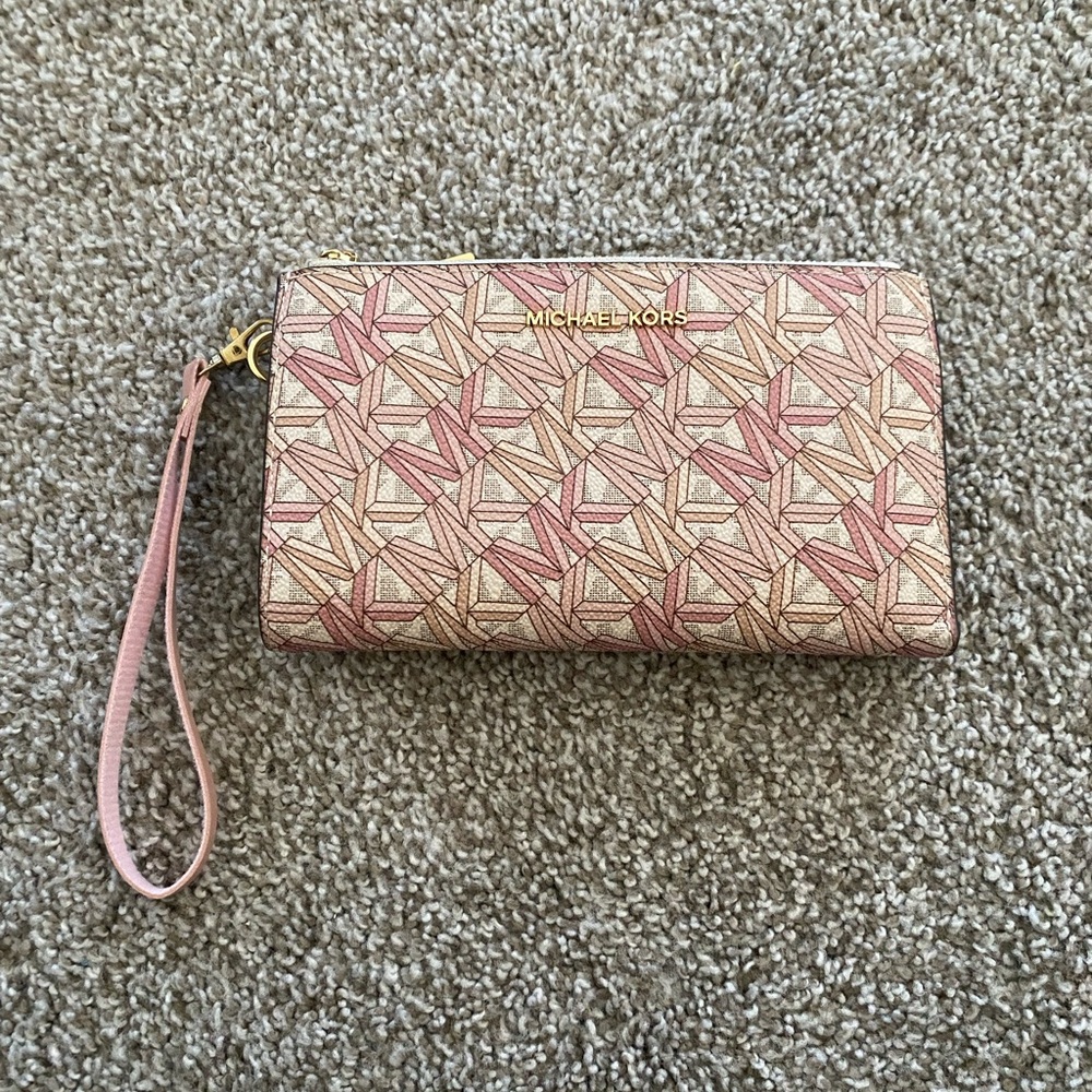 ⚜️Michael Kors Pink and Tan Wristlet